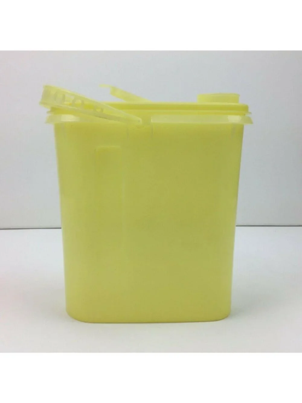 Vintage Tupperware Yellow Beverage Buddy Sheer 587 2Qt Pitcher Pour Seal Handle